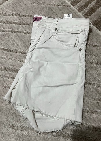 Beyaz Mini Kadın Kot Şort, Rahat Kesim