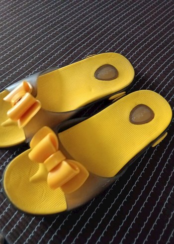 Fiyonklu Sarı Dolgu Topuklu Kadın Terlik - Görsel 5