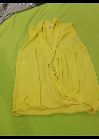 Sarı Drapeli V Yaka Kolsuz Bluz - Görsel 3