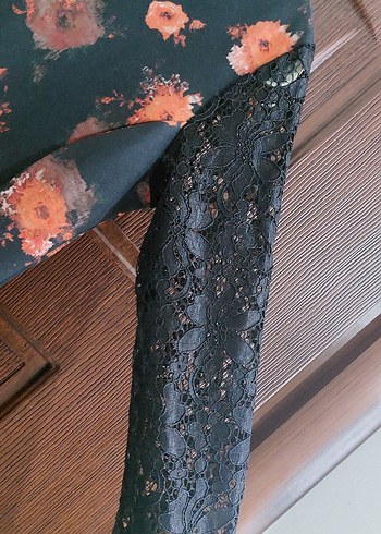 Dantel Kollu Siyah Çiçekli Midi Elbise - Görsel 3