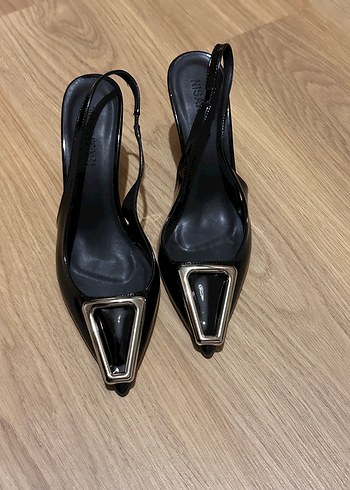 Siyah Parlak Tokalı Stiletto Kadın Ayakkabı