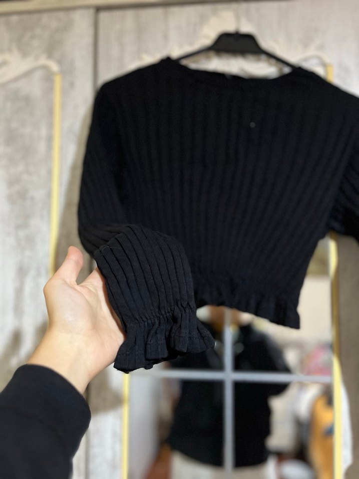Uzun Kollu Fırfırlı Siyah Kısa Bluz - Görsel 2