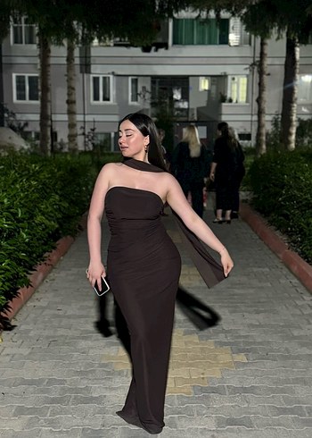 Kahverengi Drapeli Fularlı Uzun Straplez Elbise