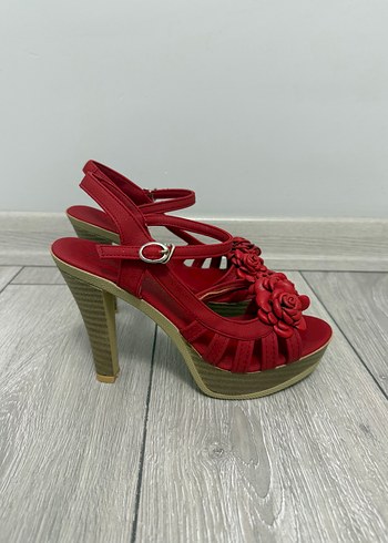 Nine West Kirmizi Cicekli Platform Topuklu Sandalet