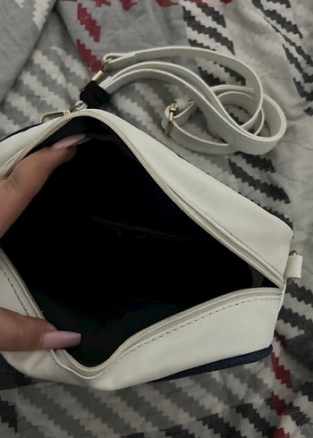 Gri ve Beyaz Fermuarlı Kadın Omuz Çantası - Görsel 3