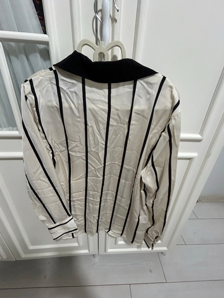 Düğmeli Siyah Yaka Çizgili Beyaz Gömlek - Görsel 2