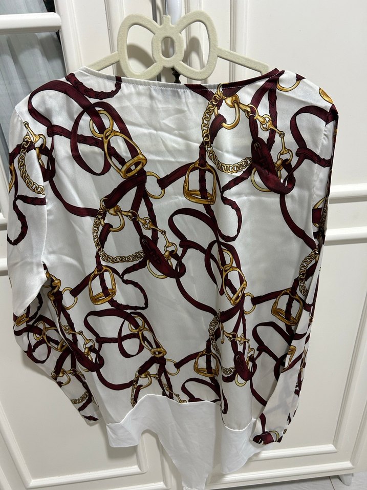 Zincir Detaylı Burgonya Rengi Uzun Kollu Bluz - Görsel 3