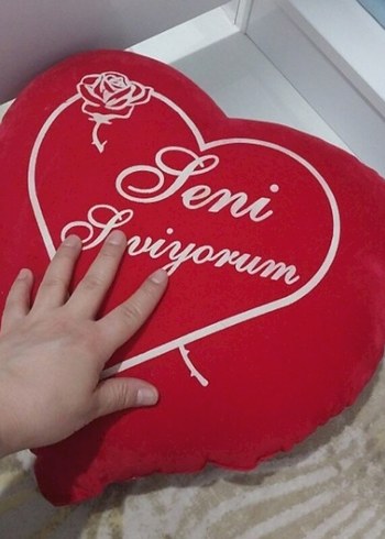  Beden Kırmızı Kalp Desenli Yastık