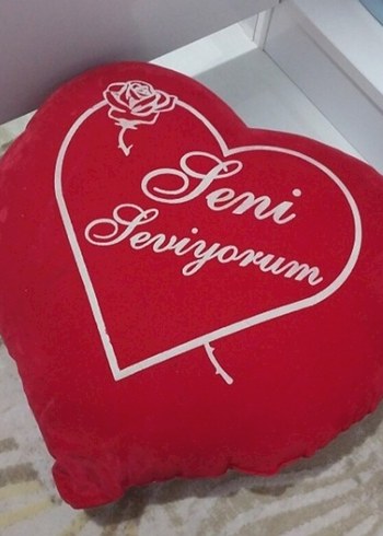 Puffy Pie Kırmızı Kalp Desenli Yastık