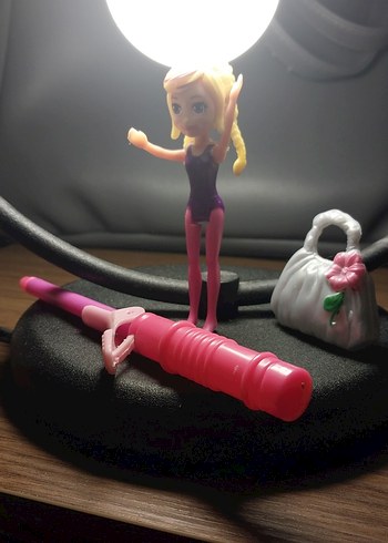 Pembe renkli küçük oyuncak bebek ve aksesuarlar