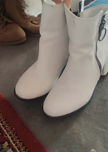Diğer Kadın Beyaz Deri Fermuarlı Topuklu Bot