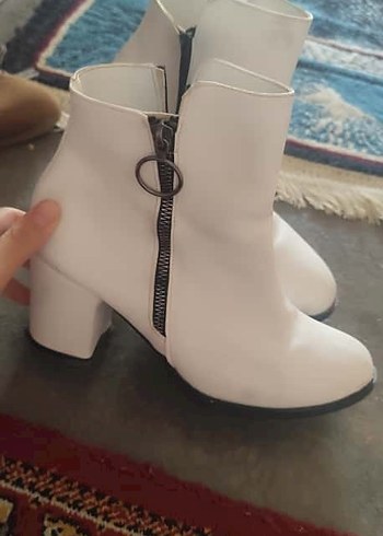 Kadın Beyaz Deri Fermuarlı Topuklu Bot