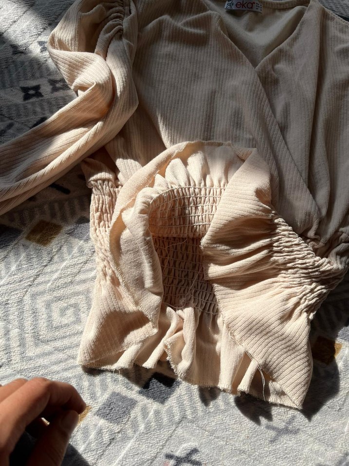 Bej Pilili Keten Uzun Kollu V Yaka Bluz - Görsel 3