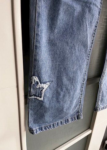 Nakışlı Mavi Bol Kesim Kot Pantolon - Görsel 3