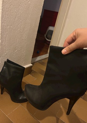 Siyah Deri Topuklu Tokalı Kadın Bot