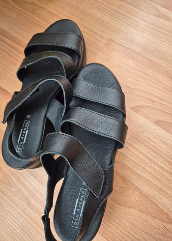Deichmann Kadın Siyah Dolgu Topuklu Tokalı Sandalet
