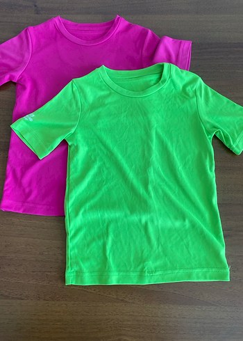 Çocuk için Decathlon yeşil ve pembe uv korumalu iki adet tişört.