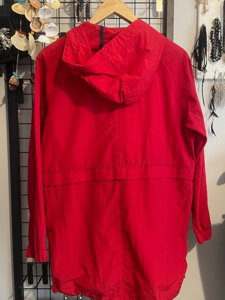 Kırmızı Kapüşonlu Kadın Yağmurluk - Görsel 2