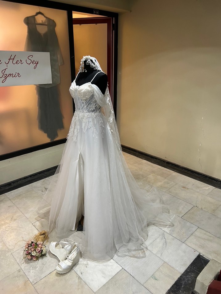 Yırtmaçlı muhteşem Gelinlik - Görsel 2