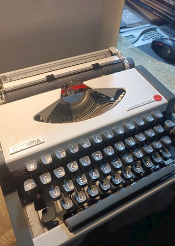 Olympia Traveller de Luxe Beyaz Daktilo - Görsel 2