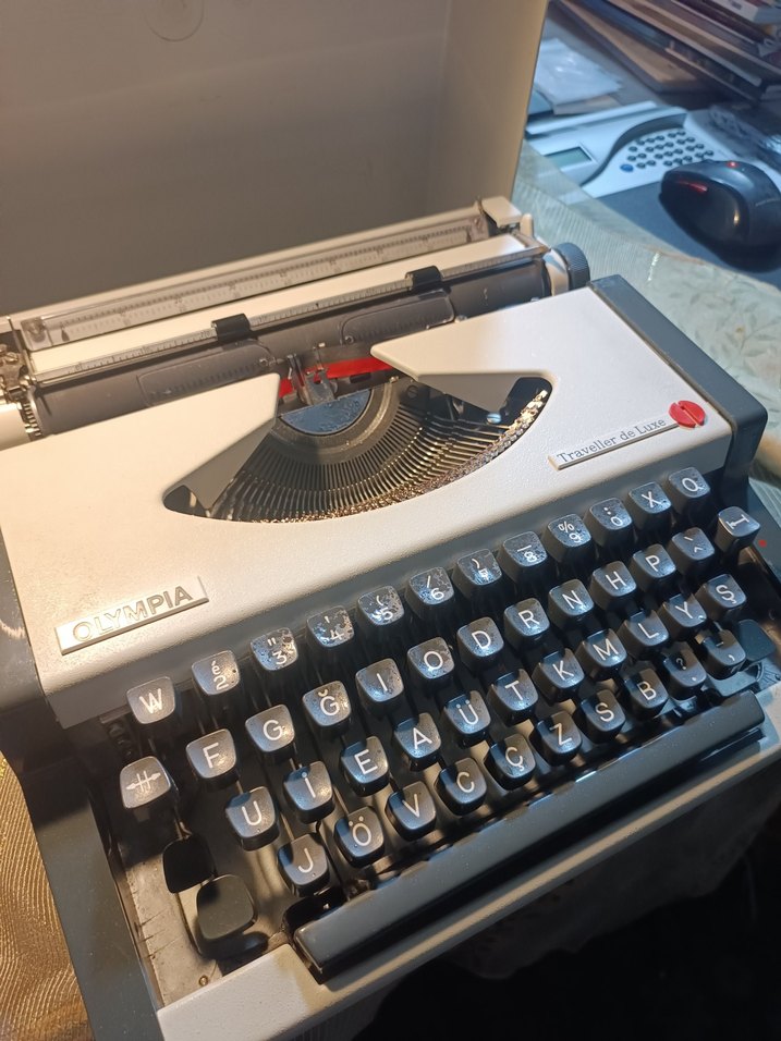 Olympia Traveller de Luxe Beyaz Daktilo - Görsel 2