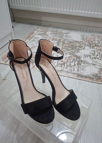Siyah Stiletto Topuklu Kadın Ayakkabı