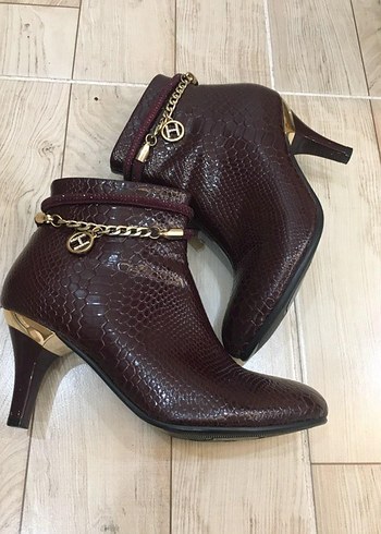 Diğer Zincir Detaylı Bordo Yılan Derisi Stiletto Bot