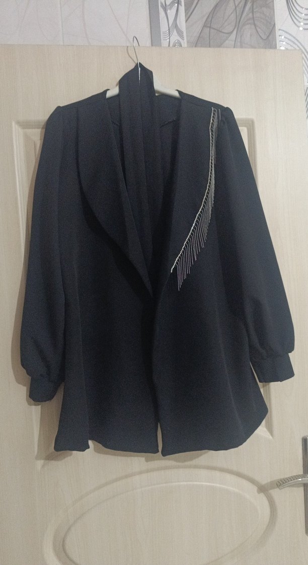 siyah taşlı ve püsküllü takım elbise - Görsel 3