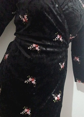 Nakışlı Siyah Midi V Yaka Elbise - Görsel 2