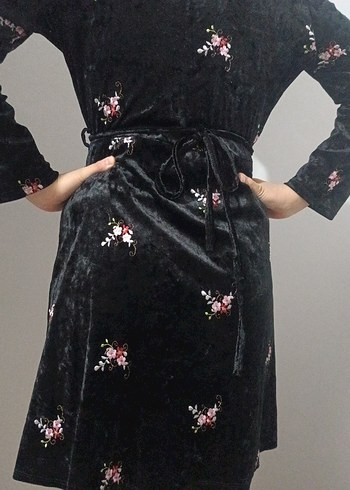 Nakışlı Siyah Midi V Yaka Elbise - Görsel 3