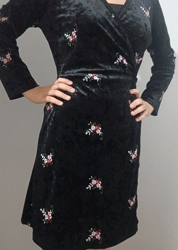 Nakışlı Siyah Midi V Yaka Elbise - Görsel 4