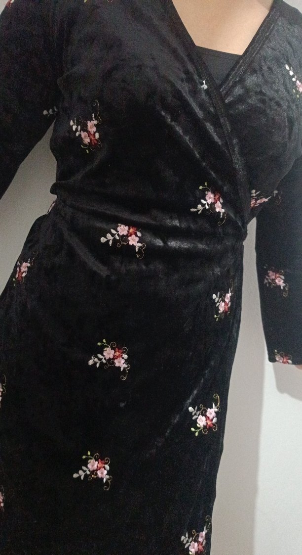 Nakışlı Siyah Midi V Yaka Elbise - Görsel 2