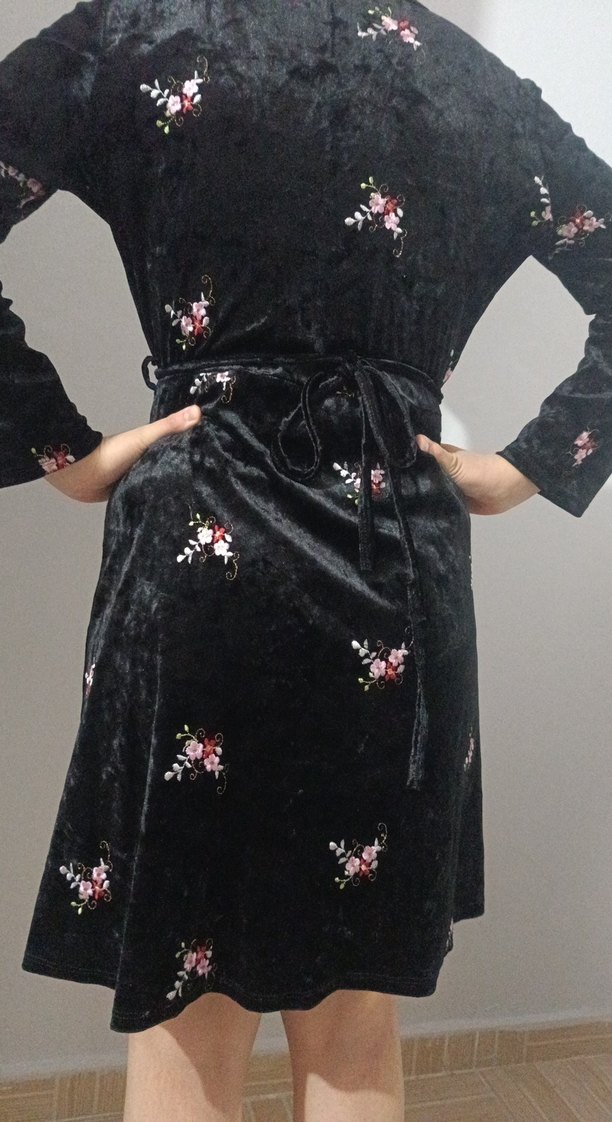 Nakışlı Siyah Midi V Yaka Elbise - Görsel 3