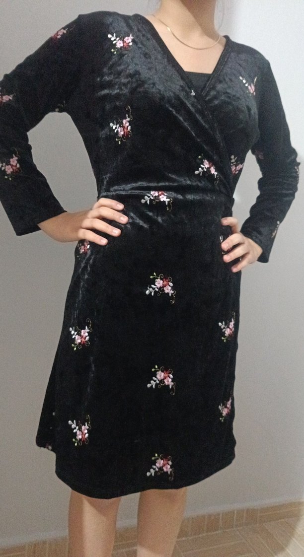 Nakışlı Siyah Midi V Yaka Elbise - Görsel 4