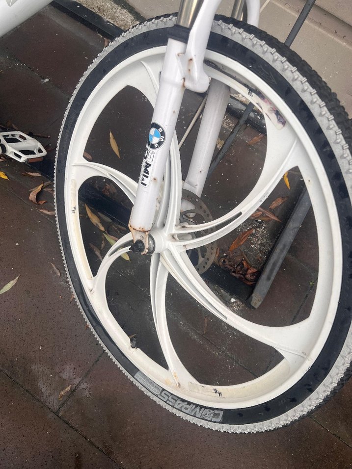 Beyaz Gri İki Tekerlekli Bisiklet - Görsel 3