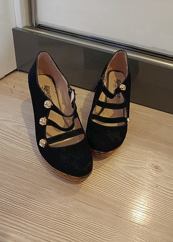 Siyah Süet Tokalı Kadın Dolgu Topuk Ayakkabı