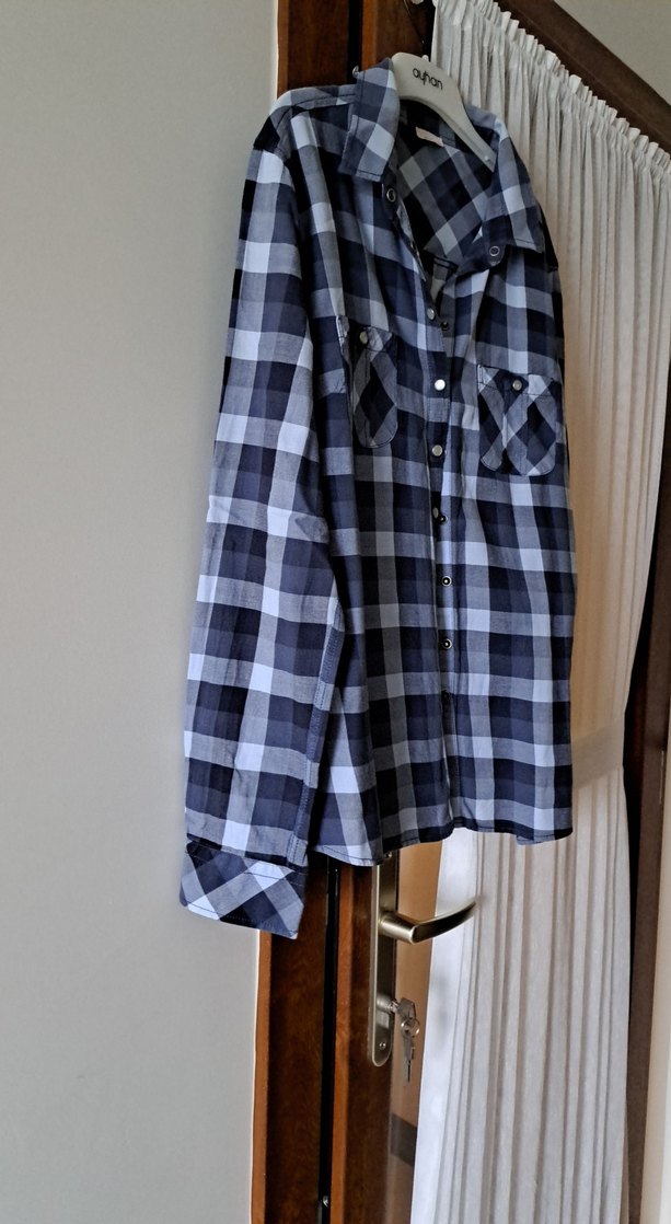 Düğmeli Uzun Kollu Mavi Gömlek - Görsel 3