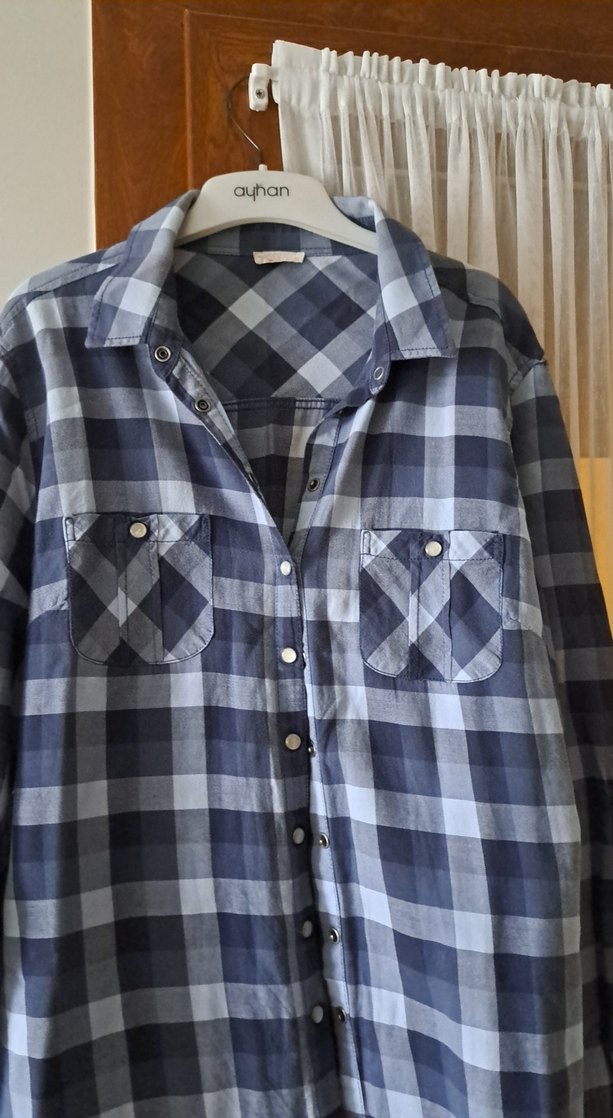 Düğmeli Uzun Kollu Mavi Gömlek - Görsel 2