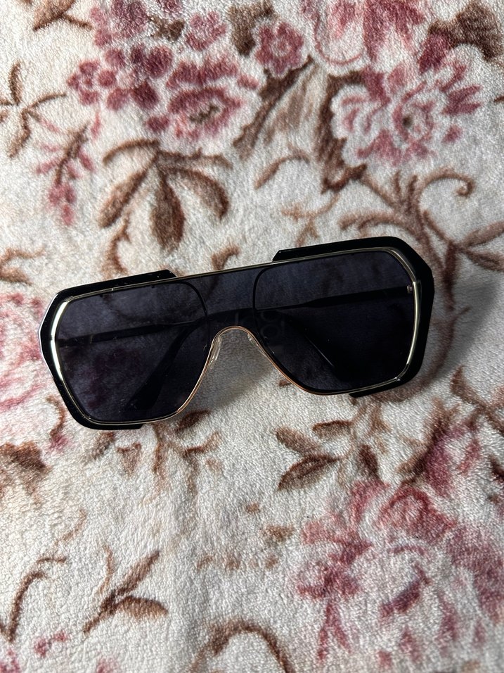 Parlak Siyah Tokalı Kadın Güneş Gözlüğü - Görsel 2