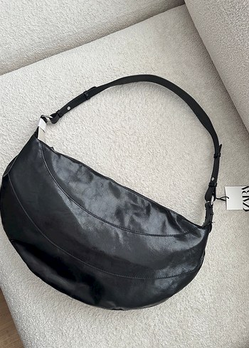 Zara Siyah Deri Tokalı Kadın Çanta