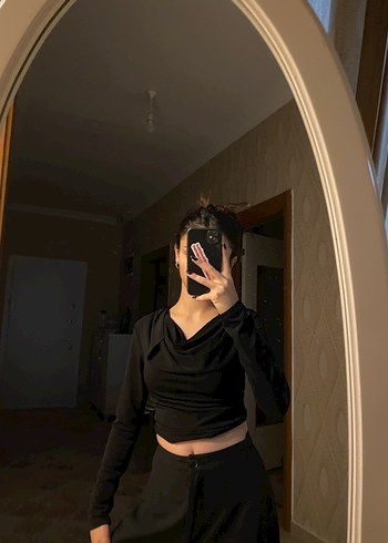 Siyah Yüksek Yakalı Uzun Kollu Bluz