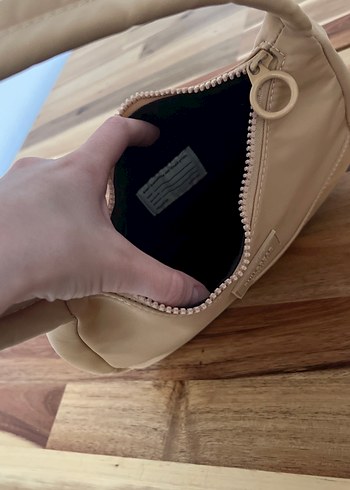  Beden Pull and Bear Fermuarlı El Çantası