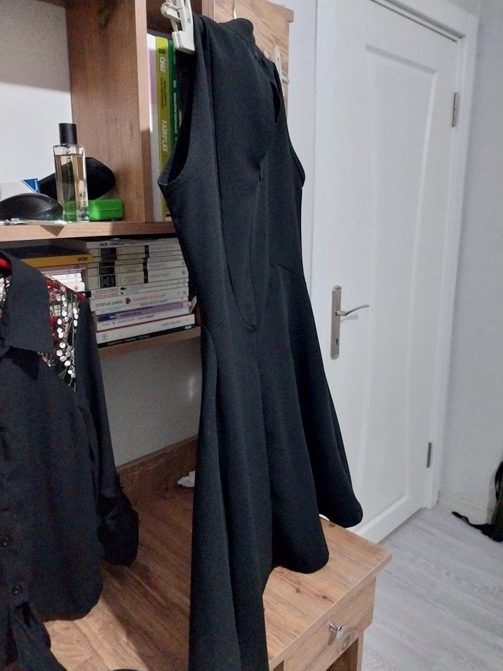 Yüksek Yakalı Siyah Salaş Midi Elbise - Görsel 2