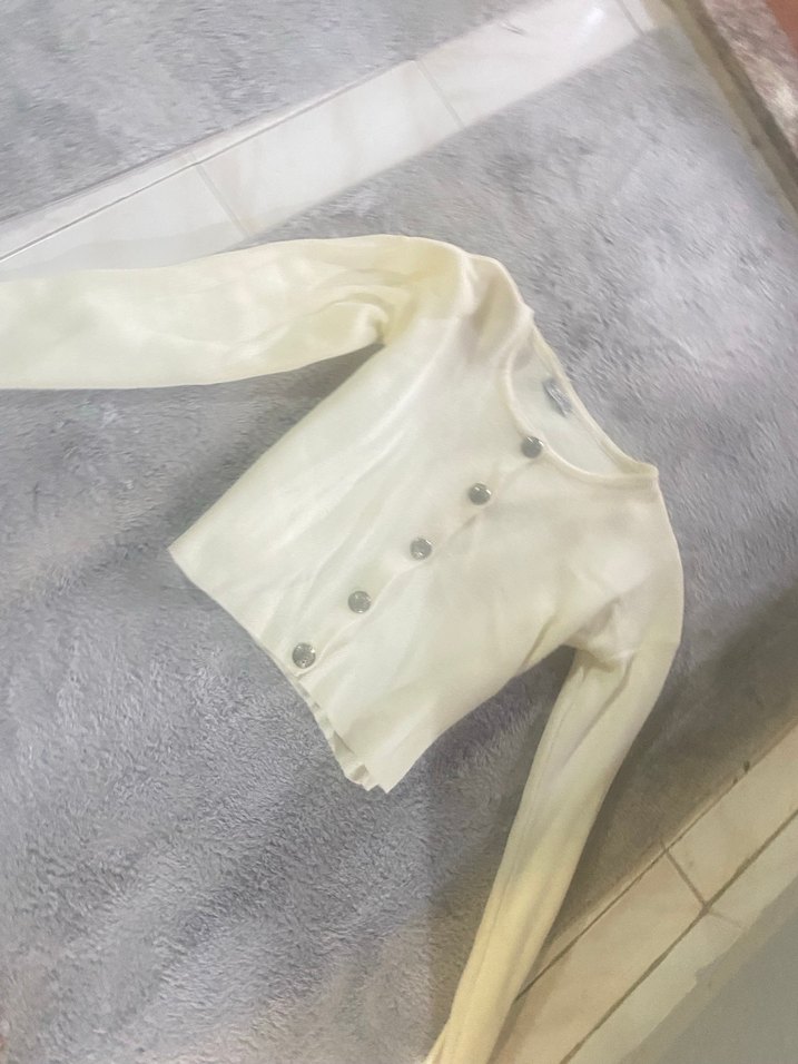 Bej Düğmeli Kısa Kadın Hırka - Görsel 2