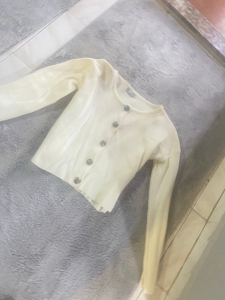 Bej Düğmeli Kısa Kadın Hırka - Görsel 3