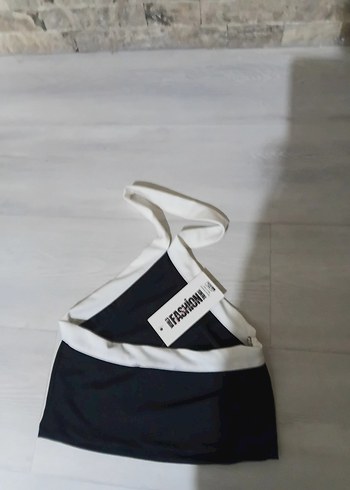 Beyaz Askılı Siyah Fitted Üst - Görsel 2