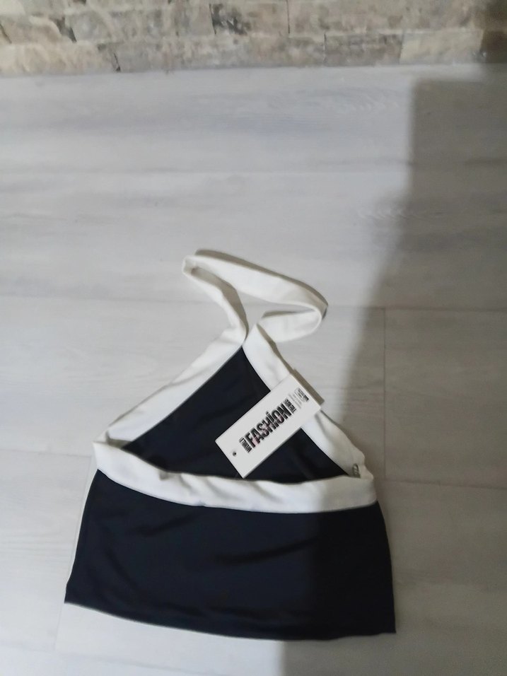 Beyaz Askılı Siyah Fitted Üst - Görsel 2