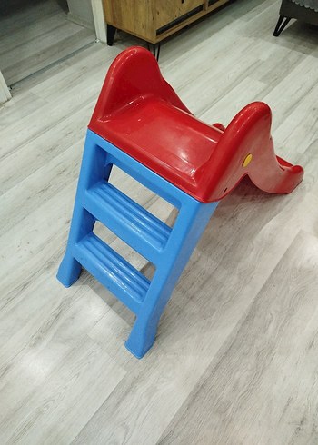 Çocuklar için renkli kaydırak