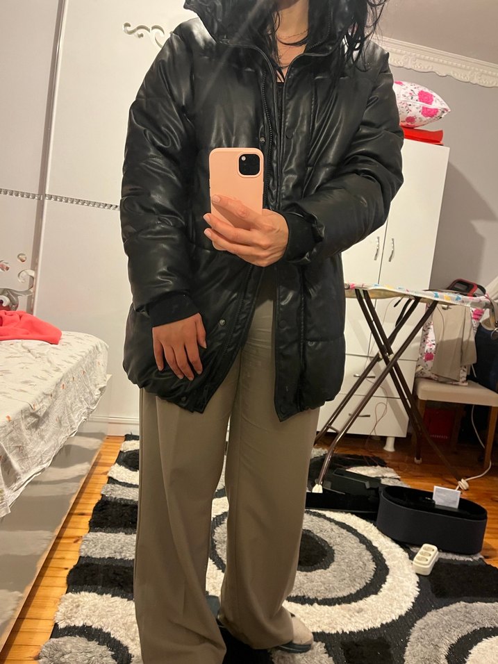 Siyah şişme mont - Görsel 3