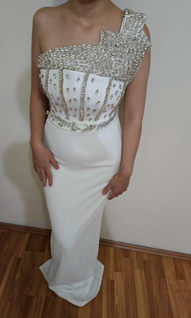 Boncuk Detaylı Beyaz Uzun Abiye Elbise - Görsel 4